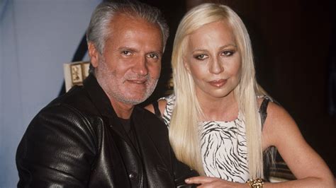 quien mato gianni versace|gianni versace y su pareja.